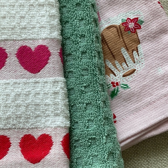Cupcakes & Cashmere Festive Kitchen Towels - Pink and Green - Picture 5 of 7